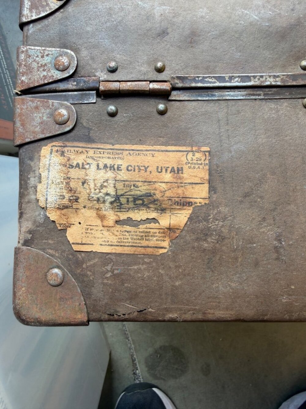 Antique Leather Hard-Shell Suitcase With Brass Hardware Patina & Railway Express - Picture 6 of 10